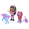 Gabby's Dollhouse , menų studijos rinkinys su 2 figūrėlėmis, 2 aksesuarais, pristatymo dėžute ir baldų detale, žaislai vaikams nuo 3 metų