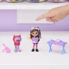 Gabby's Dollhouse , menų studijos rinkinys su 2 figūrėlėmis, 2 aksesuarais, pristatymo dėžute ir baldų detale, žaislai vaikams nuo 3 metų