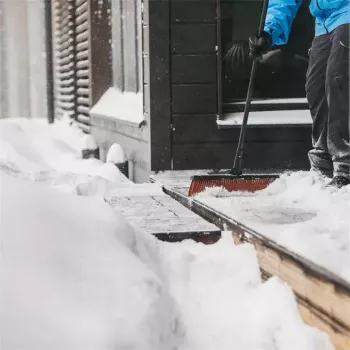 Šluota vidaus patalpoms Fiskars 1025926 minkšti ir kieti šereliai, aliuminis, juoda
