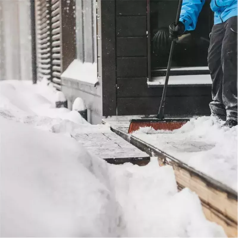 Šluota vidaus patalpoms Fiskars 1025926 minkšti ir kieti šereliai, aliuminis, juoda