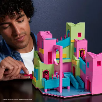 Mattel MEGA Squid Game laiptų statybinis rinkinys su veikėjo figūrėle (1707 dalių) kolekcininkams