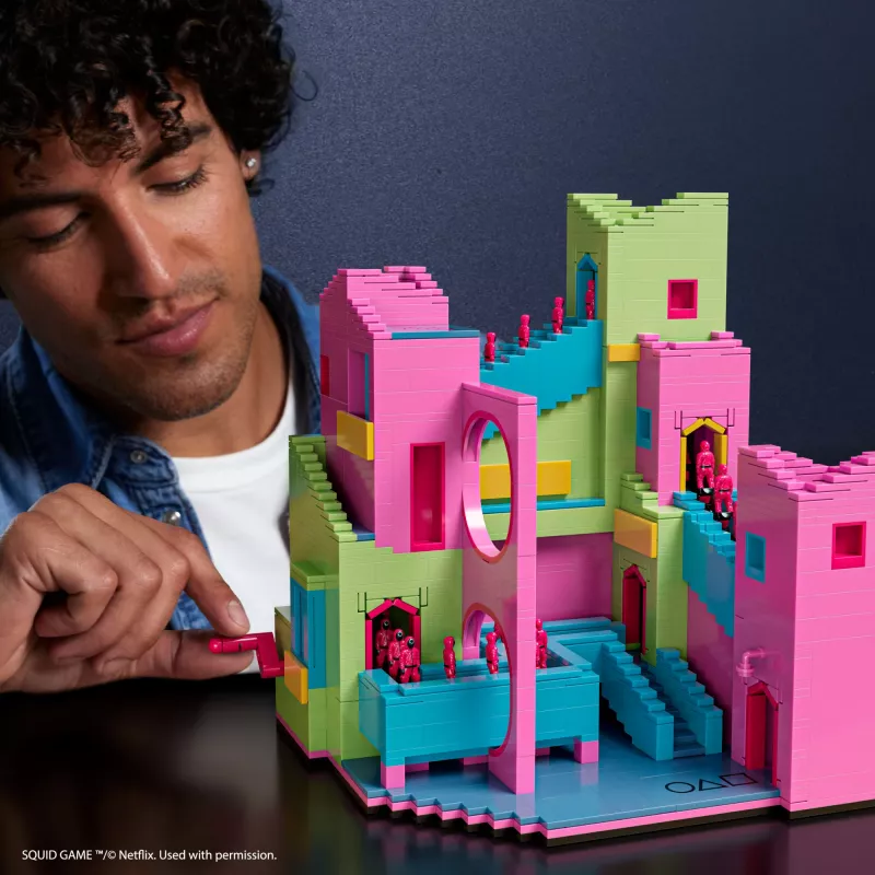 Mattel MEGA Squid Game laiptų statybinis rinkinys su veikėjo figūrėle (1707 dalių) kolekcininkams