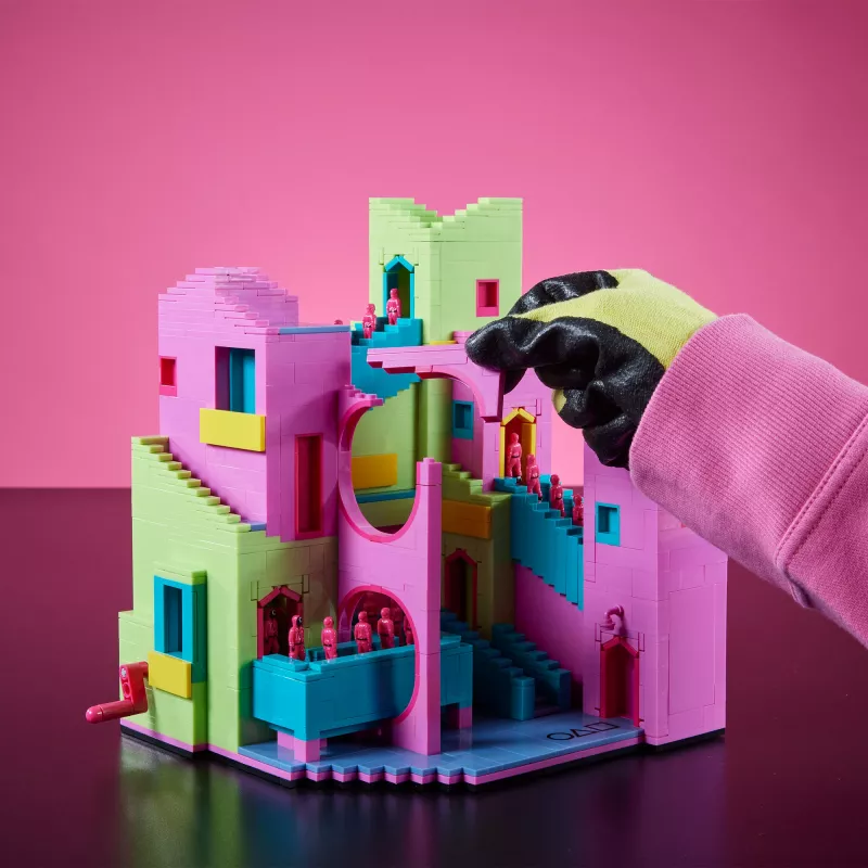 Mattel MEGA Squid Game laiptų statybinis rinkinys su veikėjo figūrėle (1707 dalių) kolekcininkams