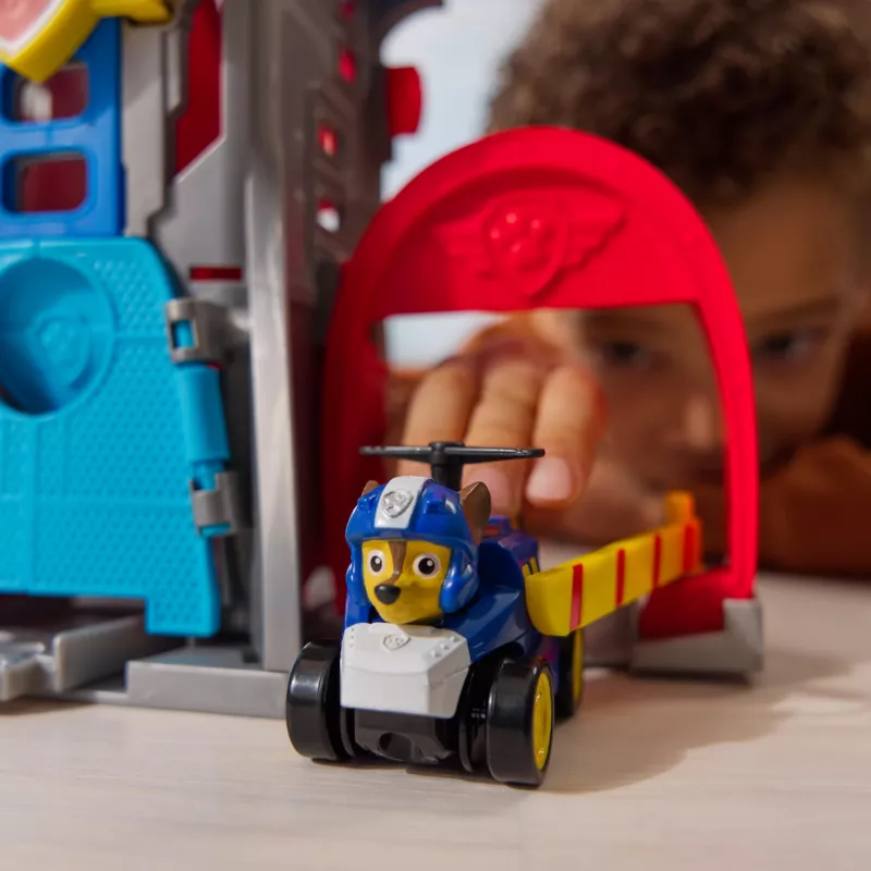 PAW Patrol: Oro gelbėjimo, Pup Squad Adventure Bay oro uosto žaidimų rinkinys su Chase automobiliu ir transporto priemonės paleidimo įrenginiu, žaislai vaikams nuo 3 metų