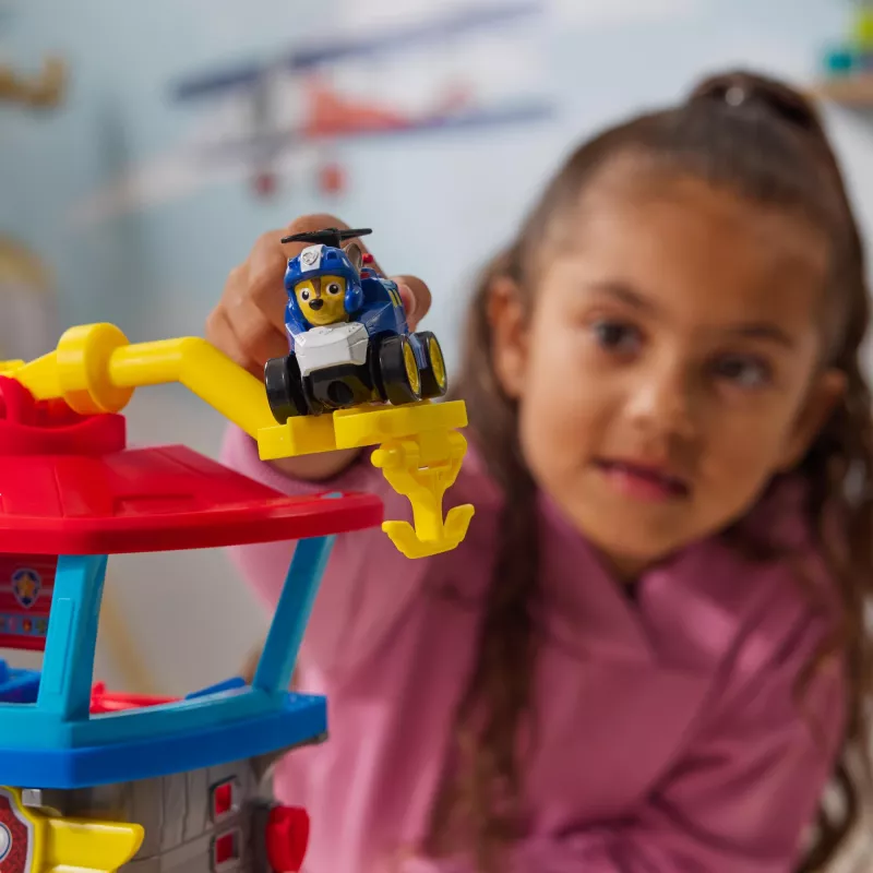 PAW Patrol: Oro gelbėjimo, Pup Squad Adventure Bay oro uosto žaidimų rinkinys su Chase automobiliu ir transporto priemonės paleidimo įrenginiu, žaislai vaikams nuo 3 metų
