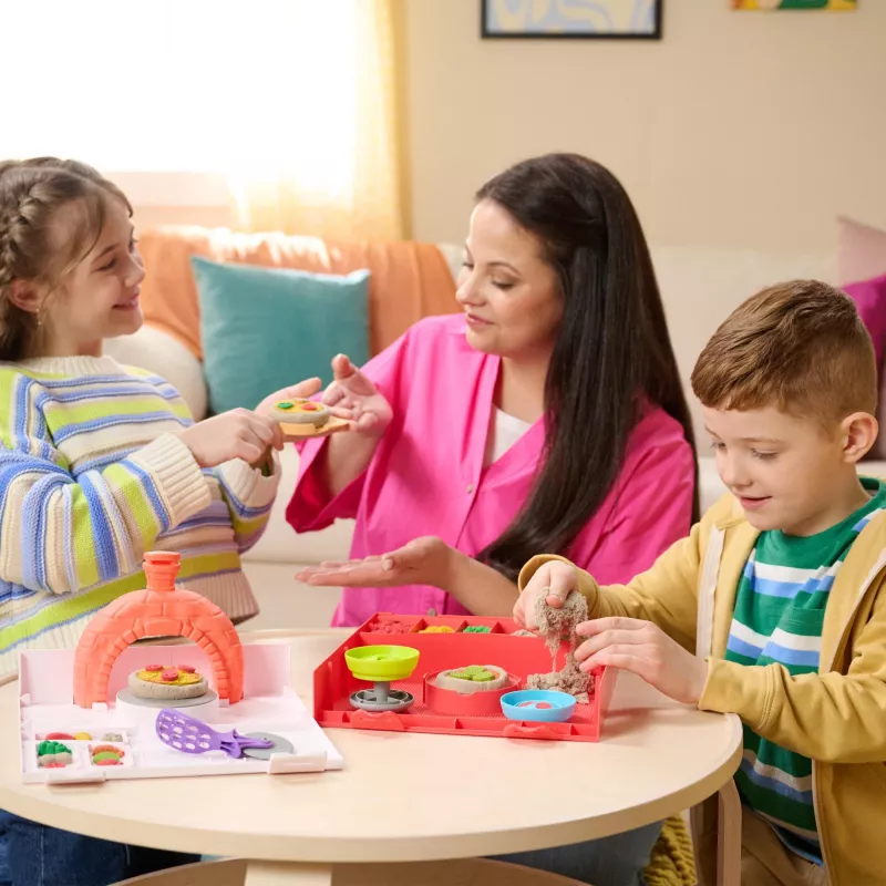Kinetic Sand SquishPizza kylanti picos krosnelė, kūrybinis rinkinys, 1 svaras smėlio, 5 įrankiai, vaikų žaislas