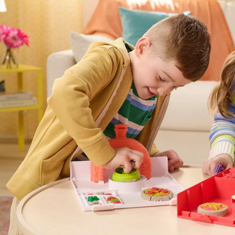 Kinetic Sand SquishPizza kylanti picos krosnelė, kūrybinis rinkinys, 1 svaras smėlio, 5 įrankiai, vaikų žaislas