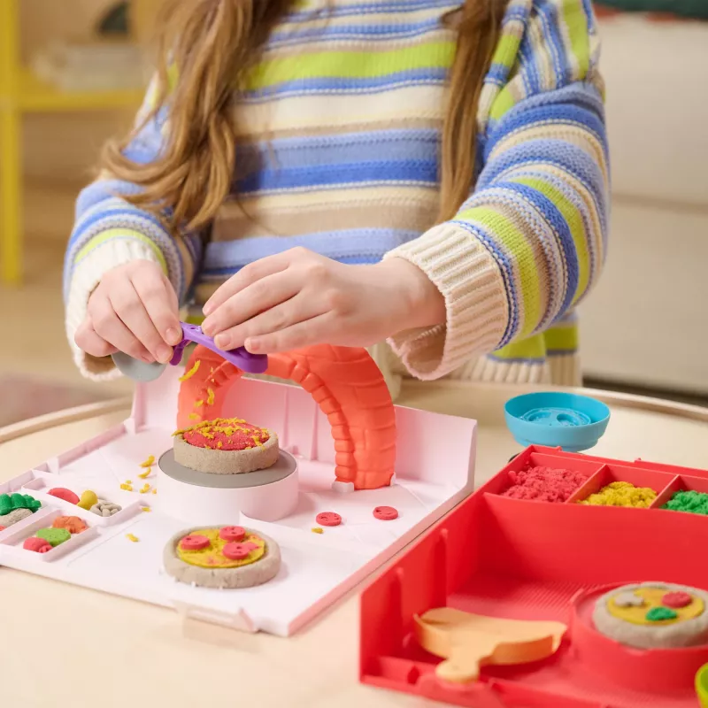 Kinetic Sand SquishPizza kylanti picos krosnelė, kūrybinis rinkinys, 1 svaras smėlio, 5 įrankiai, vaikų žaislas