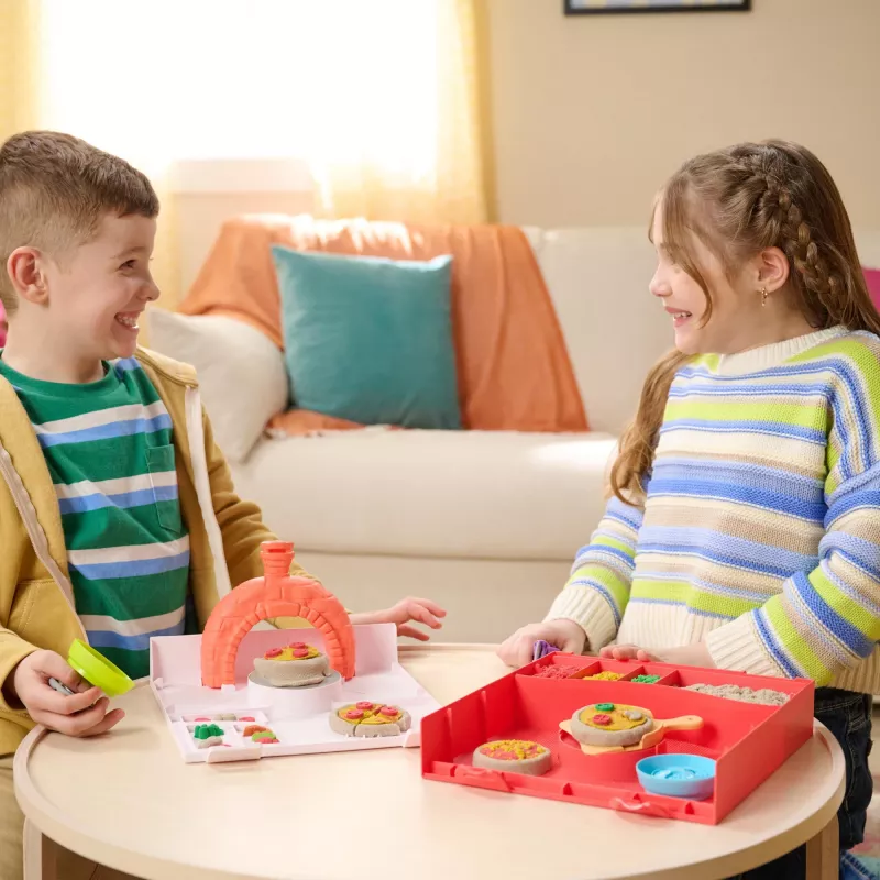 Kinetic Sand SquishPizza kylanti picos krosnelė, kūrybinis rinkinys, 1 svaras smėlio, 5 įrankiai, vaikų žaislas