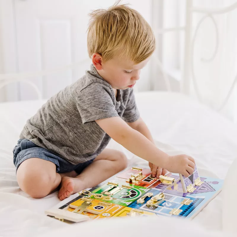 Melissa & Doug MDT MSK Latches Board Display GML – medinė lavinamoji lenta su skląsčiais, 3 m., įvairiaspalvė