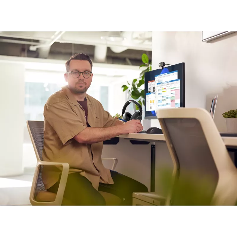 HP Poly Voyager Surround 85 UC ausinių rinkinys su USB-C laidu, USB-C/A adapteriu ir įkrovimo stovu