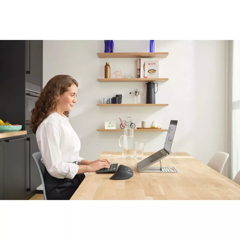 Kensington SmartFit Easy Riser Go reguliuojamas ergonominis nešiojamojo kompiuterio stovas su aušinimu, iki 17 colių