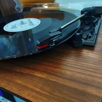 Pavarų juostos vinilinis grotuvas Lenco MC-160WD