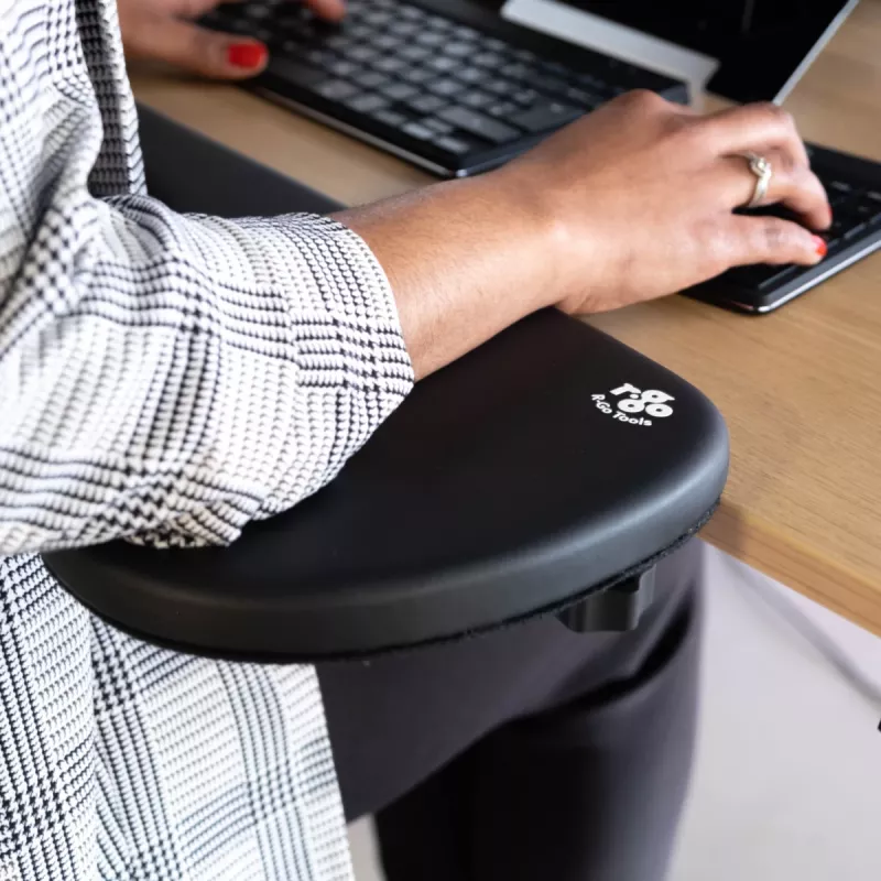R-Go Tools R-Go porankis, ergonomiškas, simetriškas, su išpjova pilvui, minkštas putplastis, juodas
