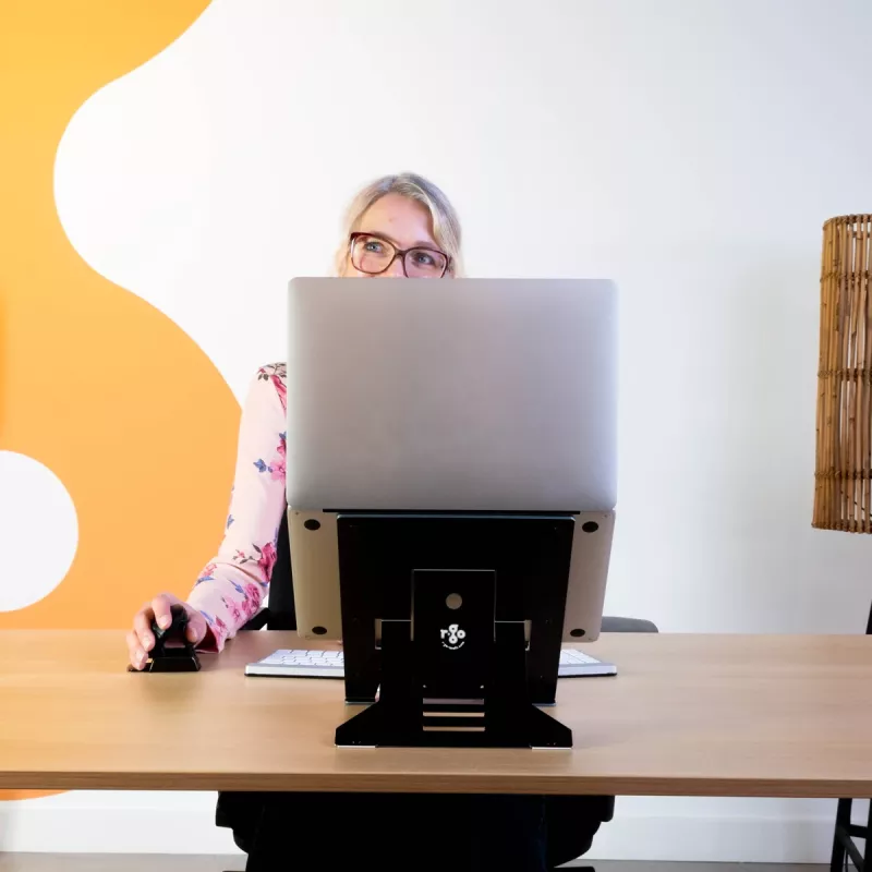 R-Go Tools nešiojamojo kompiuterio stovas R-Go Riser Document, ergonomiškas, sulankstomas ir reguliuojamas stovas su dokumentų laikikliu, juodas