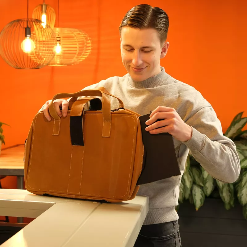 R-Go Tools Dėklas nešiojamam kompiuteriui R-Go Viva, natūrali oda, su integruotu stovu, petnešėle, 15,6 colio, rudas