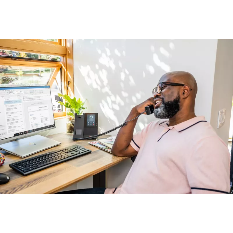 HP Poly CCX 500 versijinis daugialypės terpės telefonas su atviru SIP ir PoE palaikymu