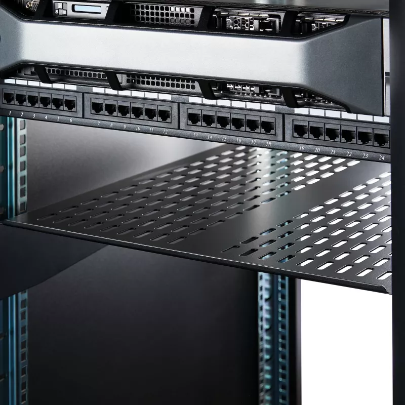 StarTech.com CABSHELF22V 2U ventiliuojama lentyna serverio stovui - 22 colių gylio, juoda