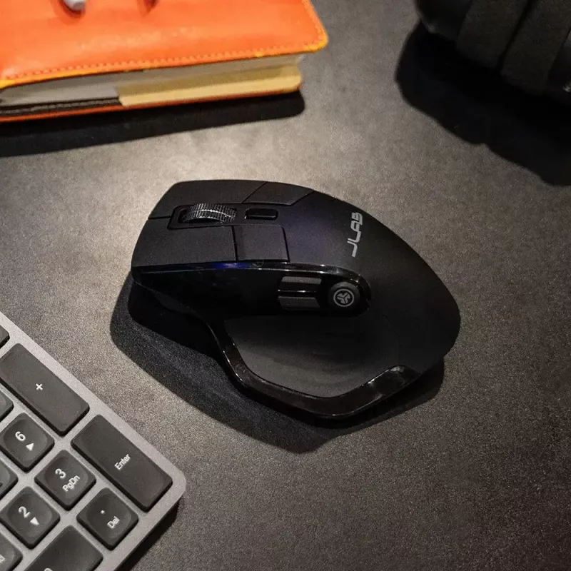 JLab Audio Epic Office dešinės rankos belaidė pelė – Bluetooth + USB Type-A, optinė 2400 DPI, 9 mygtukai, ratukas, juoda