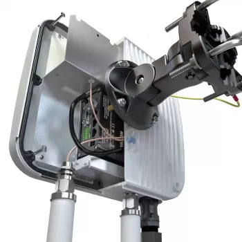 Kryptinė tinklo antena QuWireless QuMax PoE/LAN, daugiajuostė 0,694–2,7 GHz ir 2,4–2,5 GHz, maks. stiprinimas 6 dBi, vertikali poliarizacija