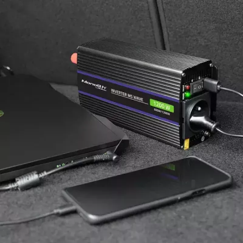 Įtampos keitiklis QOLTEC Monolith 600 W – 12 V į 230 V, USB PD 18 W, automobiliui/patalpoms, juodas