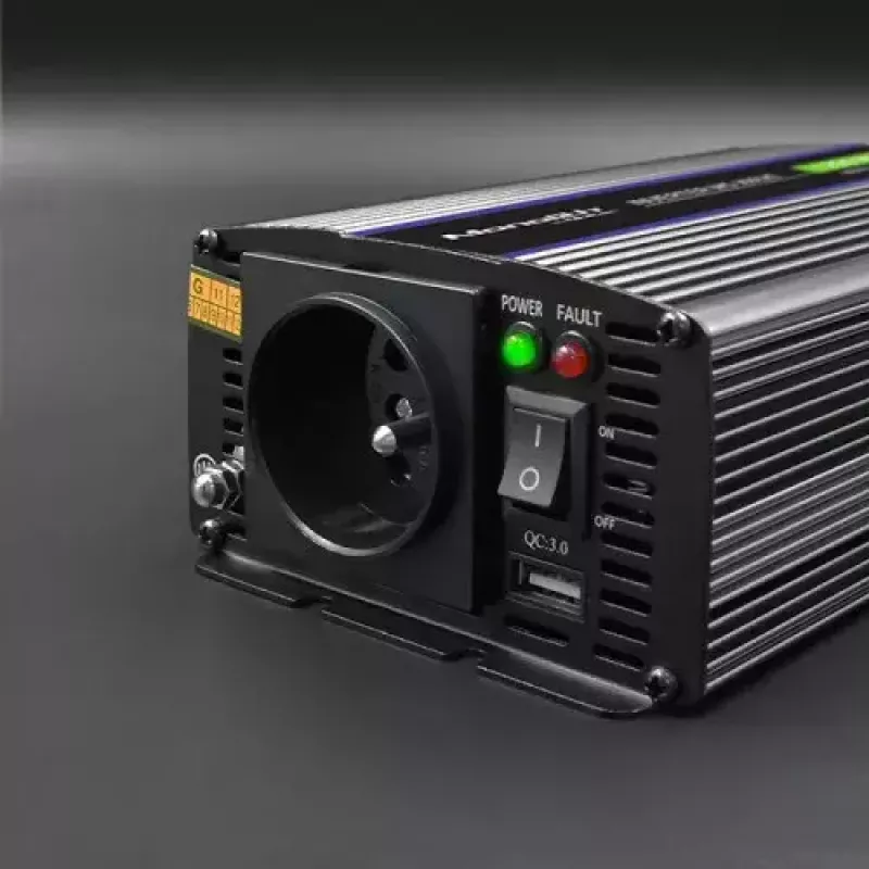 Įtampos keitiklis QOLTEC Monolith 600 W – 12 V į 230 V, USB PD 18 W, automobiliui/patalpoms, juodas