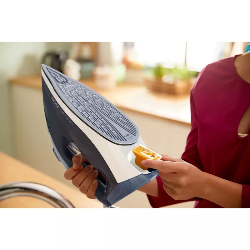 Sausas ir garinis lygintuvas Philips DST7030/20 — 2800 W, 0,3 L bakelis, 50 g/min nuolatinis garas, 250 g/min garo smūgis, SteamGlide Plus padas
