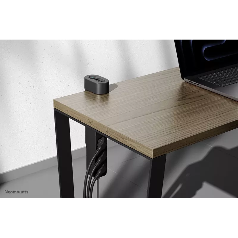 Neomounts DS22-840BL6 VOLT stalinis lizdas su spaustuku, USB-C ir USB-A prievadais - greitas įkrovimas