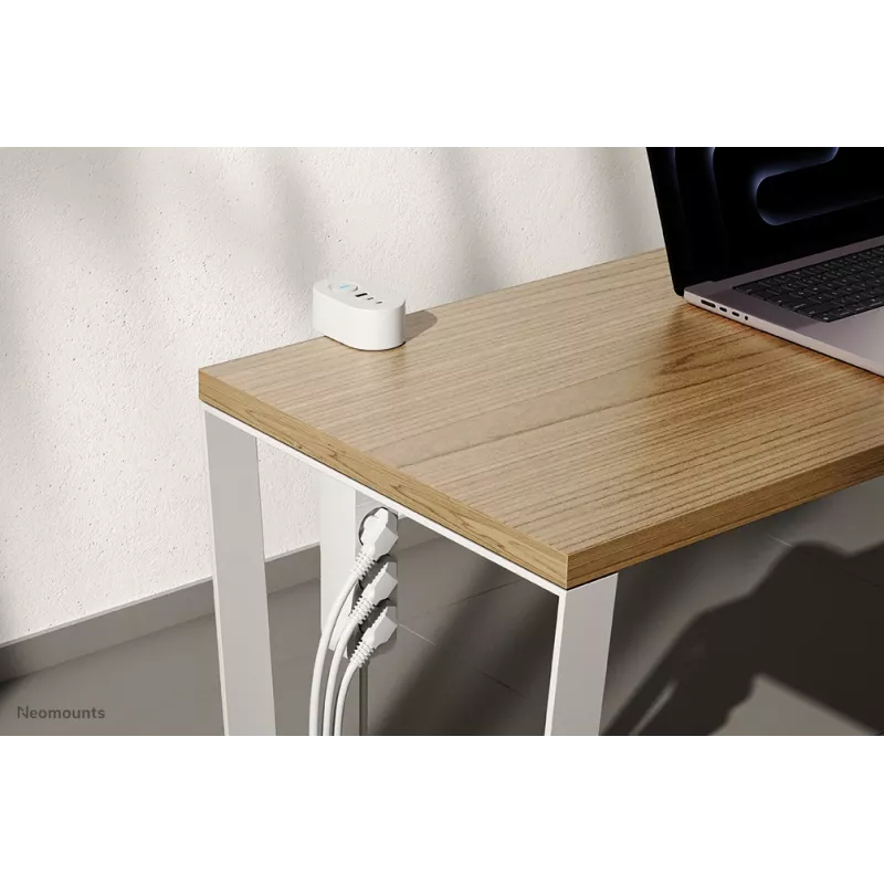 Neomounts DS22-840WH6 stalinis kištukinis lizdas su spaustuku, USB-C ir USB-A prievadais – greitas įkrovimas