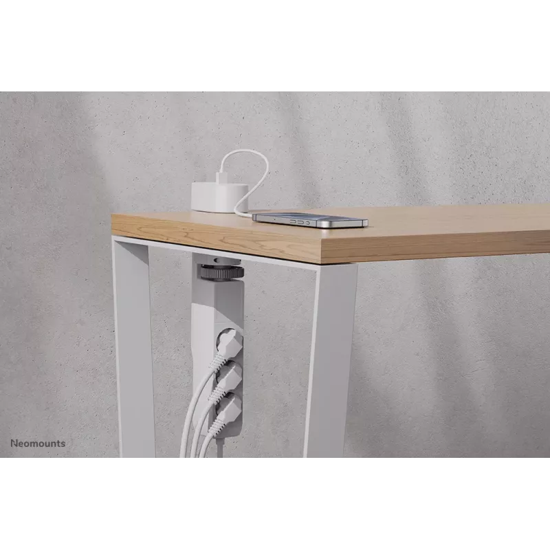 Neomounts DS22-840WH6 stalinis kištukinis lizdas su spaustuku, USB-C ir USB-A prievadais – greitas įkrovimas