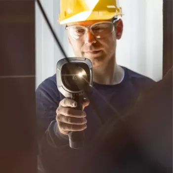 Termovizijos kamera Flir Systems E8-PRO — 320×240 px, NETD 40 mK, IFOV 1,8 mRad, 3,5 colių ekranas, metalinis korpusas, juoda
