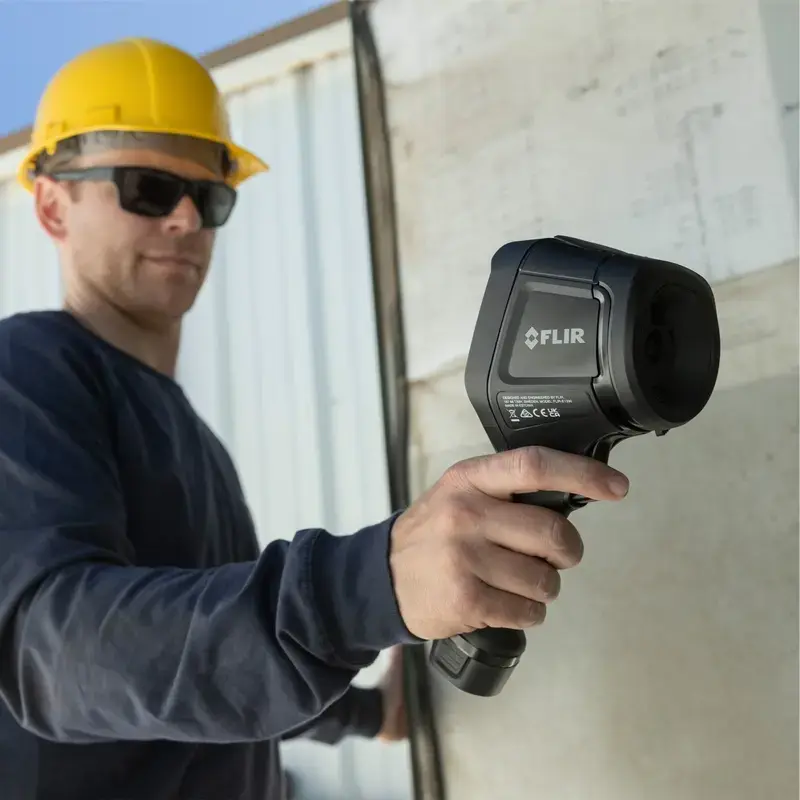 Termovizijos kamera Flir Systems E8-PRO — 320×240 px, NETD 40 mK, IFOV 1,8 mRad, 3,5 colių ekranas, metalinis korpusas, juoda