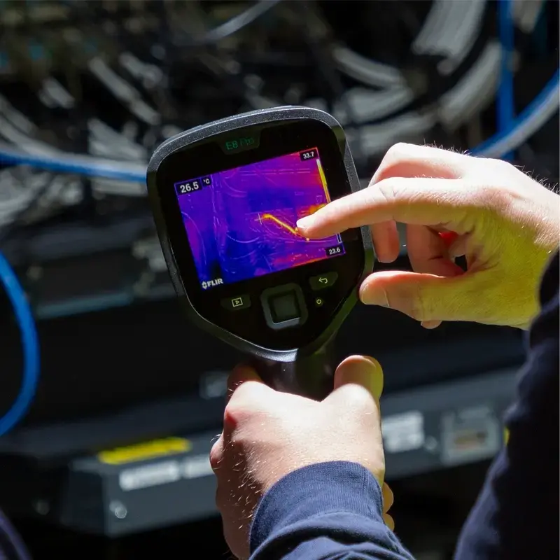 Termovizijos kamera Flir Systems E8-PRO — 320×240 px, NETD 40 mK, IFOV 1,8 mRad, 3,5 colių ekranas, metalinis korpusas, juoda
