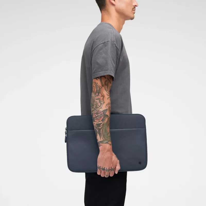 Incase A.R.C. Sleeve 16 inch nešiojamam kompiuteriui iš 100% perdirbto poliesterio (M1-M4, 2021-2024) tamsiai mėlyna