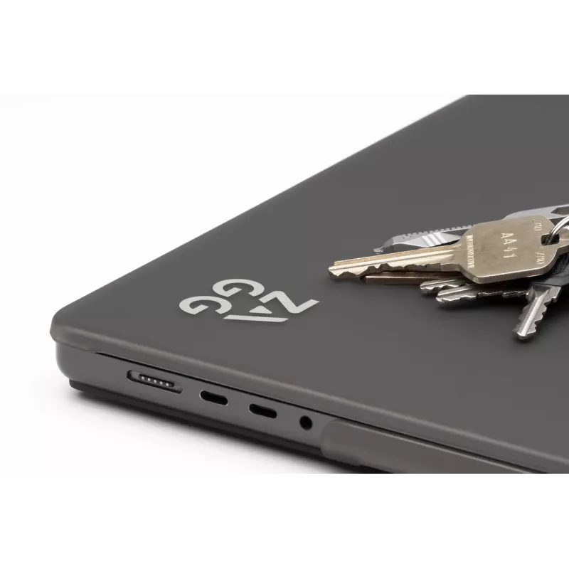 Kietas dėklas Zagg MacBook Pro 13 M2/M1 (20) — Dūminis, apsauginis korpusas