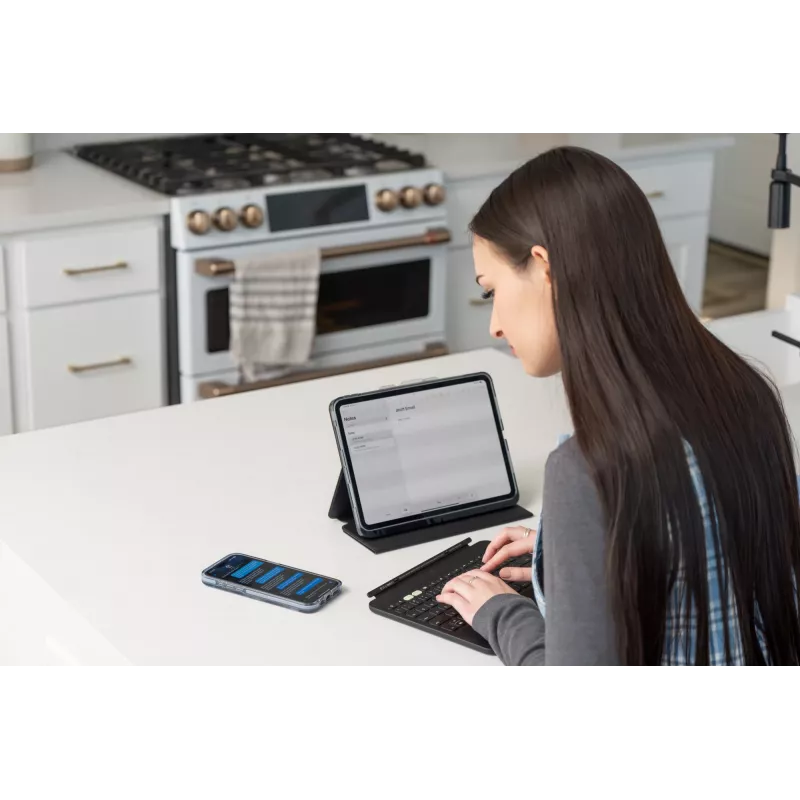 ZAGG Pro Keys 2 QWERTZ vokiškas juodas Bluetooth klaviatūra ir dėklas iPad Pro 11 (M4)