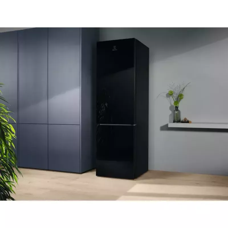 Electrolux LNT7ME36K2 šaldytuvas su šaldikliu, 367 l (šaldytuvas 266 l, šaldiklis 101 l), apatinė šaldymo kamera, No Frost, energijos klasė E, juodas