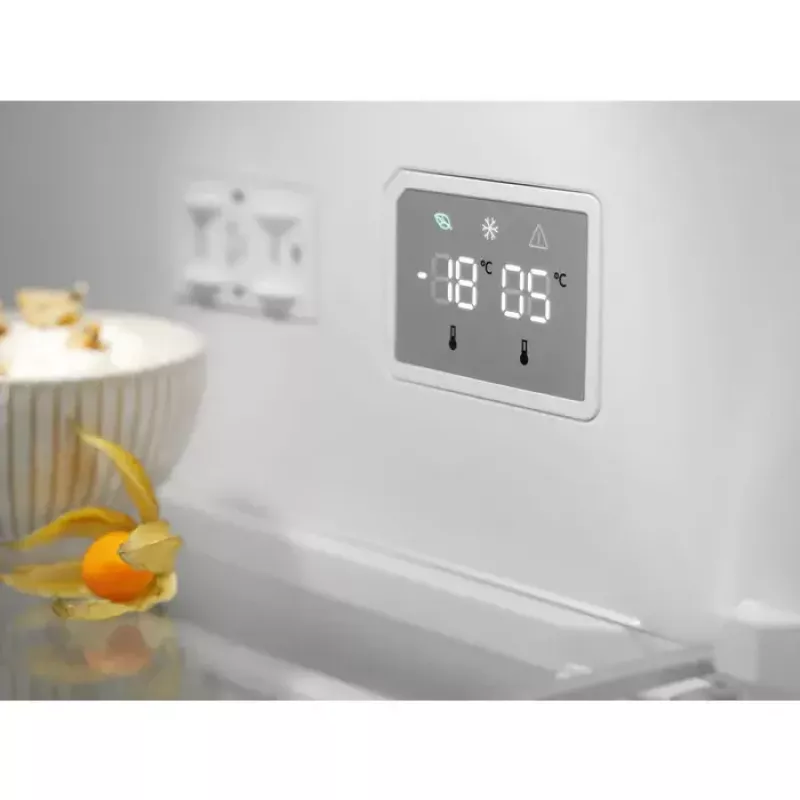 Electrolux LNT7ME36K2 šaldytuvas su šaldikliu, 367 l (šaldytuvas 266 l, šaldiklis 101 l), apatinė šaldymo kamera, No Frost, energijos klasė E, juodas