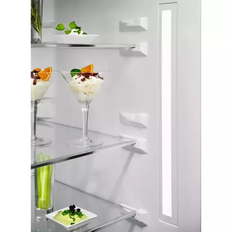 Electrolux LNT7ME36K2 šaldytuvas su šaldikliu, 367 l (šaldytuvas 266 l, šaldiklis 101 l), apatinė šaldymo kamera, No Frost, energijos klasė E, juodas