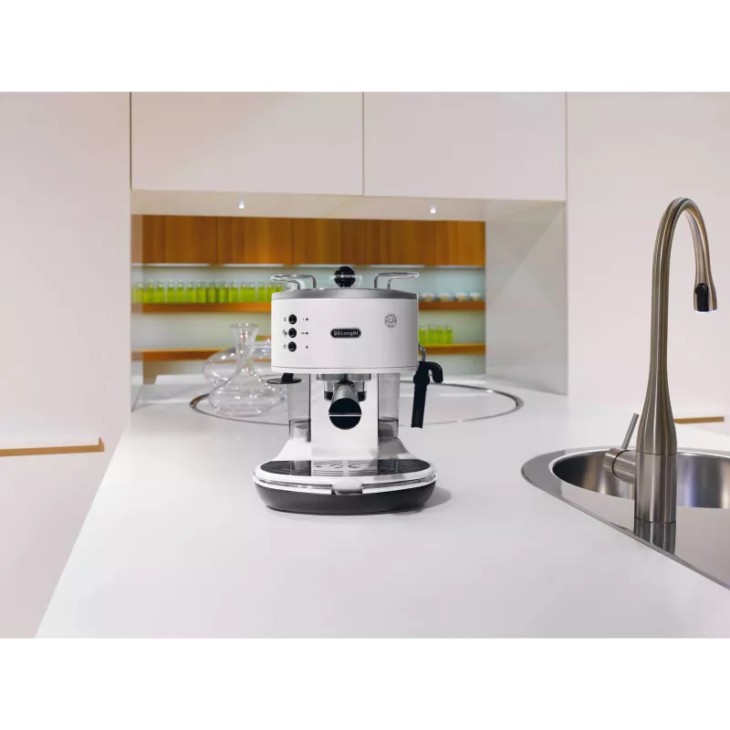 Espresso aparatas De’Longhi ECO 311.W — rankinis, 15 bar, 1,4 L, 2 puodeliai, šildymo funkcija