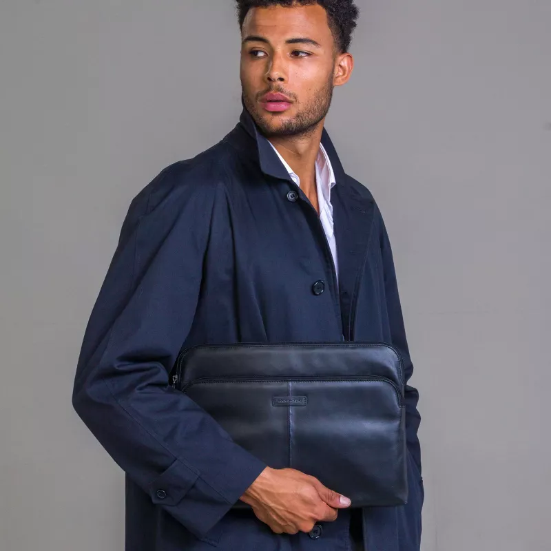 Dėklas rankovinis dbramante1928 Skagen Pro+ MacBook Pro 14 colių / iki 14 colių – Juoda, 35,6 cm, 1 priekinė kišenė