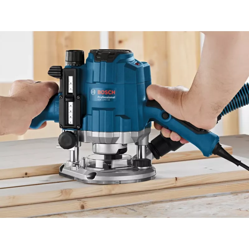 Bosch GOF 1250 CE juoda, mėlyna 24000 aps./min 1250 W frezavimo staklės