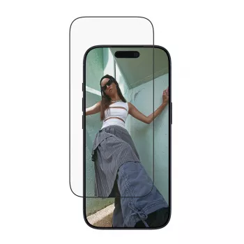 Apsauginė plėvelė PanzerGlass SAFE. by iPhone 17 Pro – itin plati PET plėvelė su juodu rėmeliu, sausa aplikacija, atspari įbrėžimams ir smūgiams
