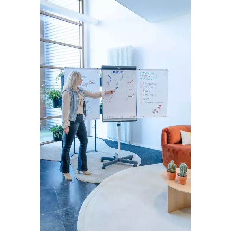 Legamaster SKETCH PRO mobilus flipchart su žvaigždiniu pagrindu iš plieno ir 5 ratais