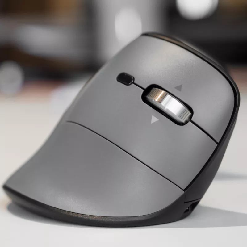 BakkerElkhuizen FastForward Pro pelė, dešinei rankai, vertikalus dizainas, optinė, RF belaidis + Bluetooth + USB Type-C, 5000 DPI, juoda, pilka