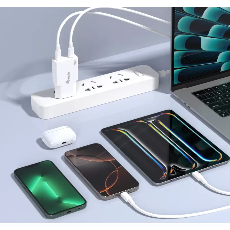 EQUIP 2-Port 30W GaN Slim USB-C PD Įkroviklis — 2 USB-C prievadai, 100–240V įėjimas, max 20V išėjimas, baltas