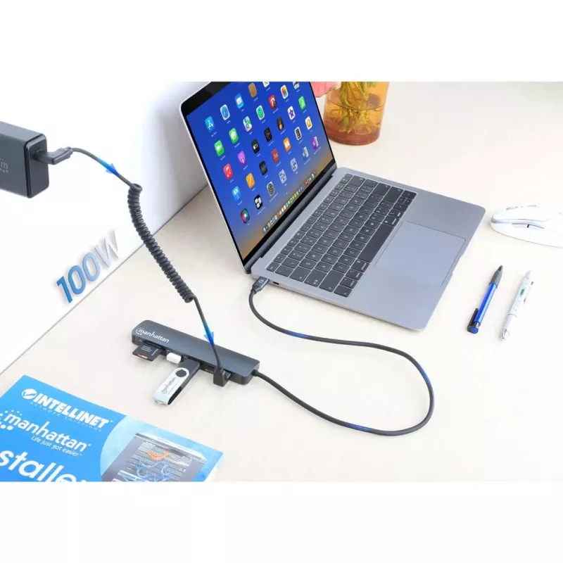 Manhattan USB-C Dock / Hub su kortelių skaitytuvu, prievadai (x5): HDMI, USB-A (x2) ir USB-C (x2), su Power Delivery (PD) 100W – reikalingas išorinis USB-C įkroviklis (neįtrauktas). Maitinamas per USB (nereikia išorinio maitinimo šaltinio), kai PD nenaudo