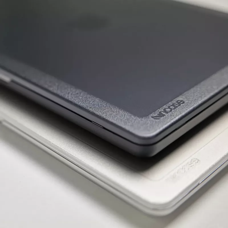 Incase Edge Hardshell Case su Makrolon® 16 colių MacBook Pro (M1-M4, 2021-2024)