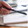 Ištraukiamas gelinis rašiklis Sharpie S-Gel juodas — baltas korpusas, 0,7 mm vidutinis antgalis, segtukas, abiem rankoms tinkamas