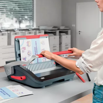 GBC CombBind® CB25 Rankinė įrišimo mašina, kombinuota, 25 lapų perforavimas, 390 lapų įrišimas, juoda/raudona